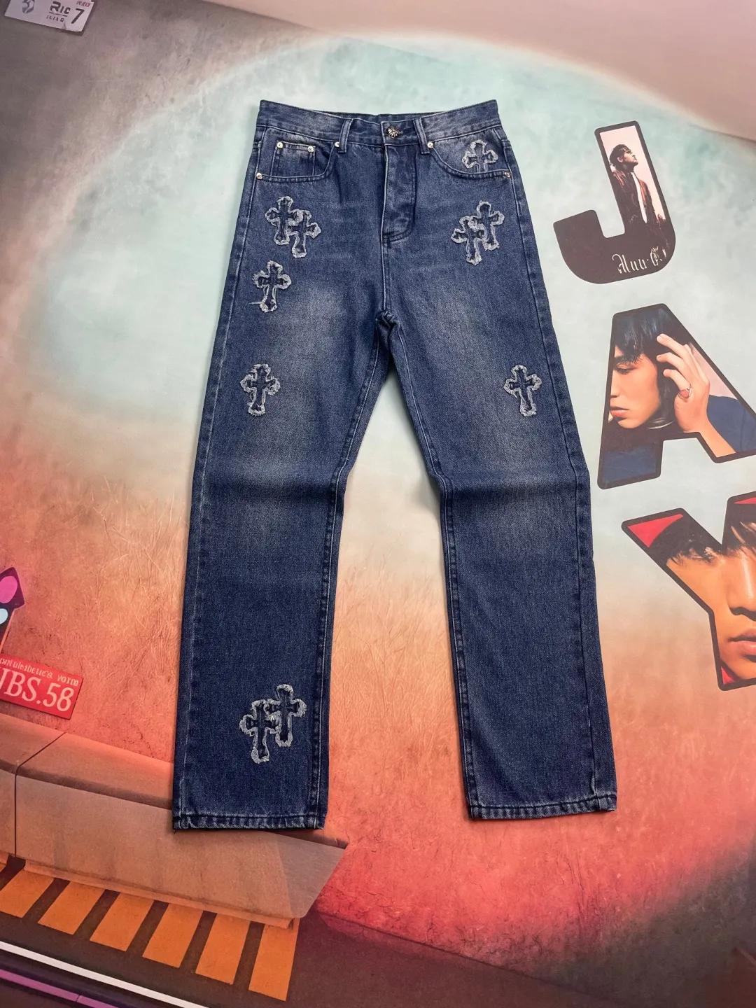 🅿️290 🔘Style No.-KL160 🔘Cro Heart𝐂𝐡𝐫𝐨𝐦𝐞 𝐇𝐞𝐚𝐫𝐭 Denim patch tassel cross jeans* The high-end quality is completely different from the currency on the market! It has been heavily washed, showing a natural worn and aged effect, and is full of retro charm, just like it came from the old fashion era. The customized denim patch cross adopts full right-angle hand-embroidery technology. Every stitch is full of ingenuity. The patch and denim are perfectly integrated, and the cross pattern is three-dimensional and exquisite. The aged silver buckle and the complete set of metal accessories are all custom-made from molds, with superb texture, harmonious color matching, strong durability, and luxurious details. This kind of craftsmanship and quality make it stand out among many jeans. Whether you are going out daily or attending trendy events, wear it and you will be the center of attention! For matching, you can choose a simple white T-shirt for the upper body to highlight the personality of jeans; or pair it with a black leather jacket and Martin boots to create a cool street style. If a couple wears it together, each with a different style of top, it will be the most beautiful scene when going out!  Size: S M L XL XXL (28.30.32.34.36) Color: Blue